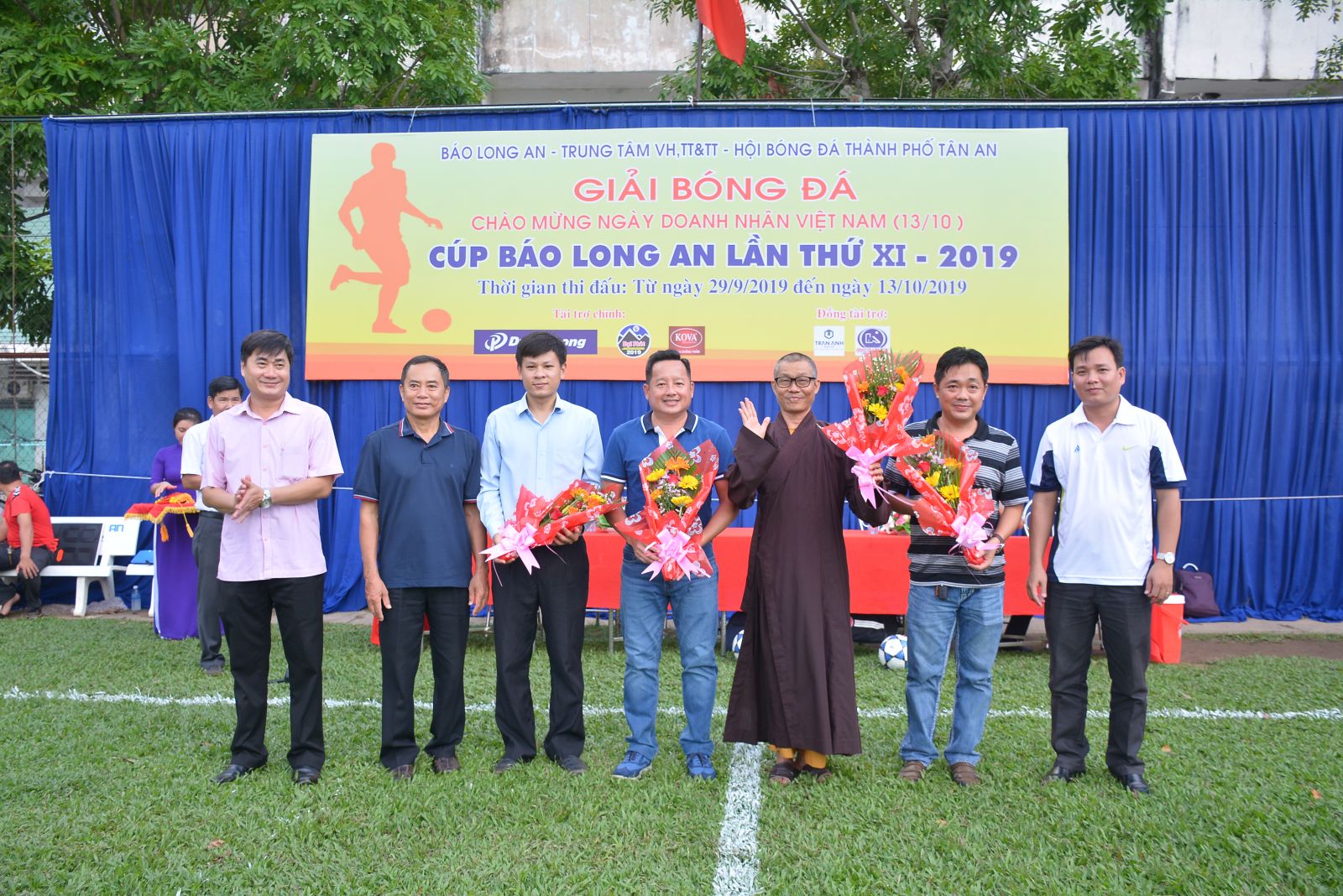 Organizing Board gives flowers to sponsors