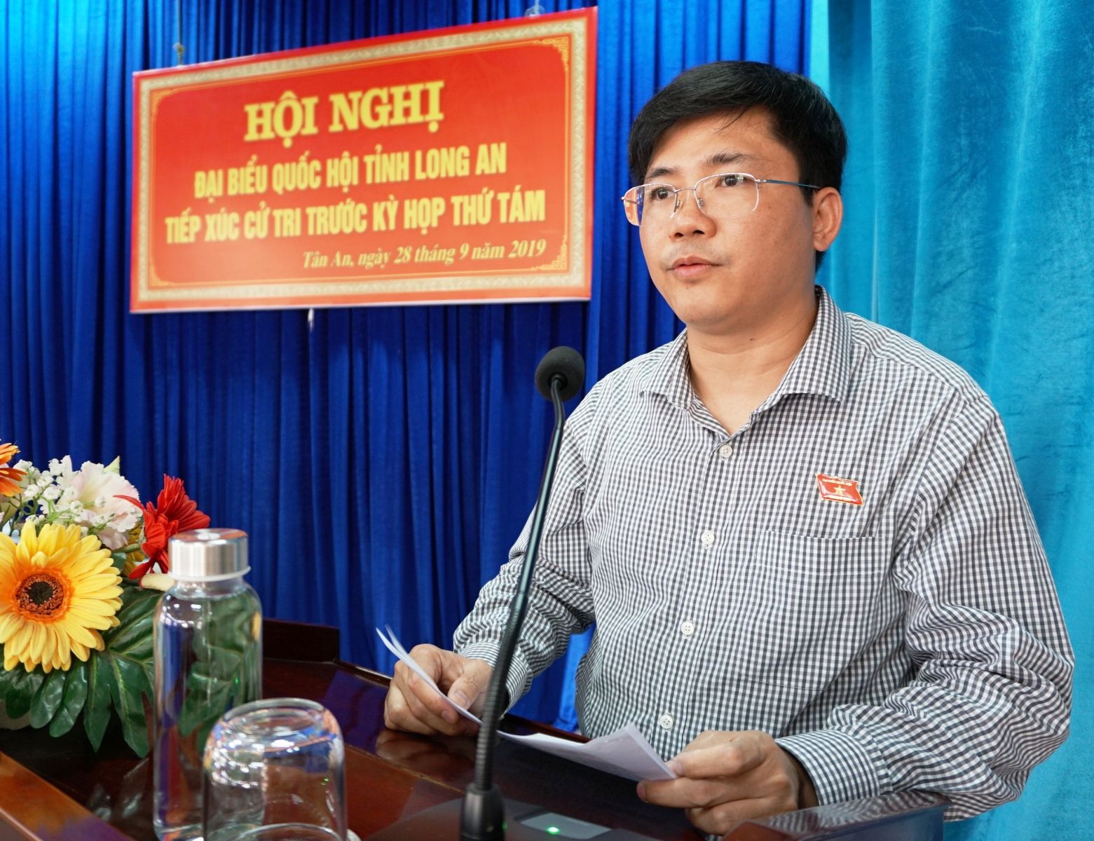 Standing Member of National Assembly Committee for Science, Technology and Environment - Nguyen Tuan Anh informed the voters about some contents of the 8th meeting session of the National Assembly XIV