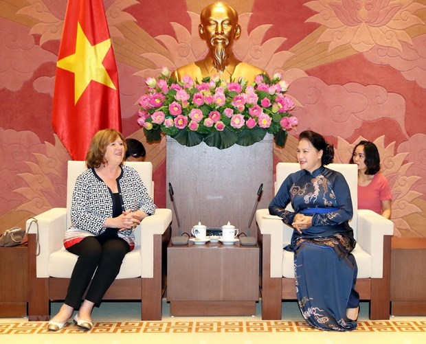 Senator Catherine Deroche, head of the France-Vietnam Friendship Parliamentarians’ Group of the Senate of France (L) at a meeting with Vietnam's National Assembly Chairwoman Nguyen Thi Kim Ngan (Source: VNA)