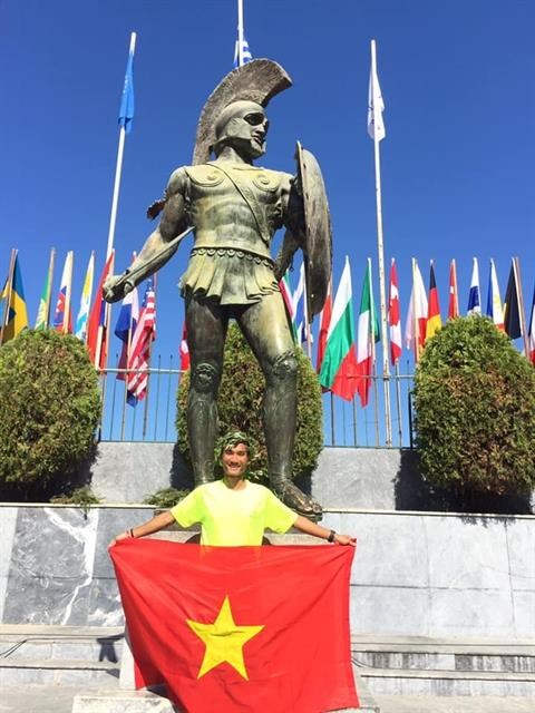 Tran Duy Quang celebrates with his national flag at the 246.8km Spartathlon in Athens, Greece, over the weekend. (Photo courtesy of Tran Duy Quang)