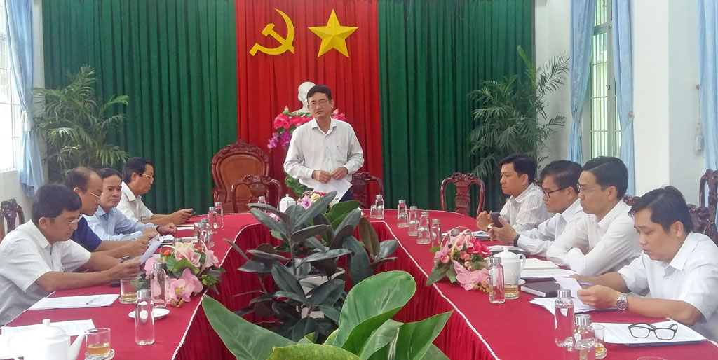 Vice Chairman of Long An Provincial People's Committee - Pham Van Canh presides over the water supply for Can Giuoc town