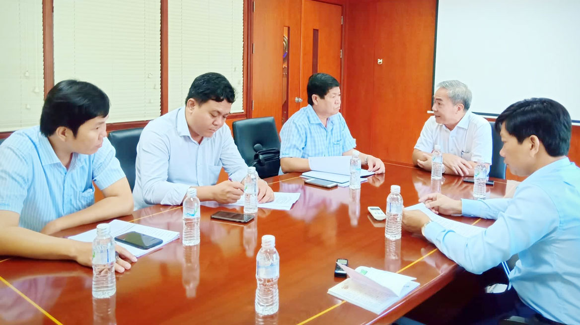 Chairman of People's Committee of Ben Luc district of Long An province - Tran Van Tuoi and other branches of the districts inspected at Vinh Loc II Industrial Park.