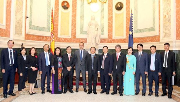 NA Vice Chairman Do Ba Ty (seventh, right) and other Vietnamese officials in a photo with Alfonso Rodriguez Gomez de Celis (seventh, left), the first deputy head of the Spanish lower house’s standing committee (Photo: daibieunhandan.vn)