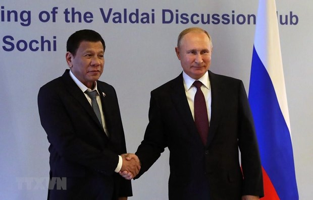 Philippine President Rodrigo Duterte (L) shakes hands with his Russian counterpart Vladimir Putin (Photo: AFP/VNA)