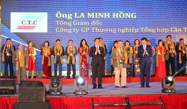 Outstanding entrepreneurs and businesses in the Mekong Delta are honored with awards at the ceremony in Can Tho city on October 7 (Photo: VNA)