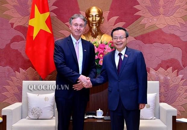 National Assembly Vice Chairman Phung Quoc Hien (R) and Chairman of the EU – ASEAN Business Council Donald Kanak (Photo: VNA)