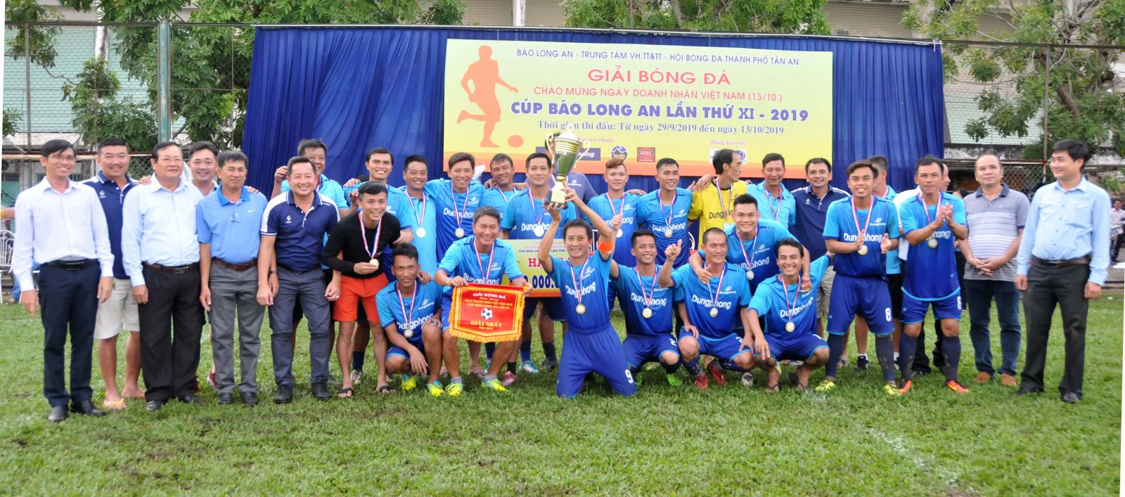 The organizer awards the Cup to Dung Phong team