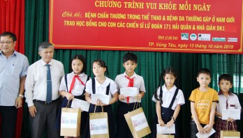 Tặng 100 suất học bổng cho con cán bộ, chiến sĩ Lữ đoàn 171 và nhà giàn DK1