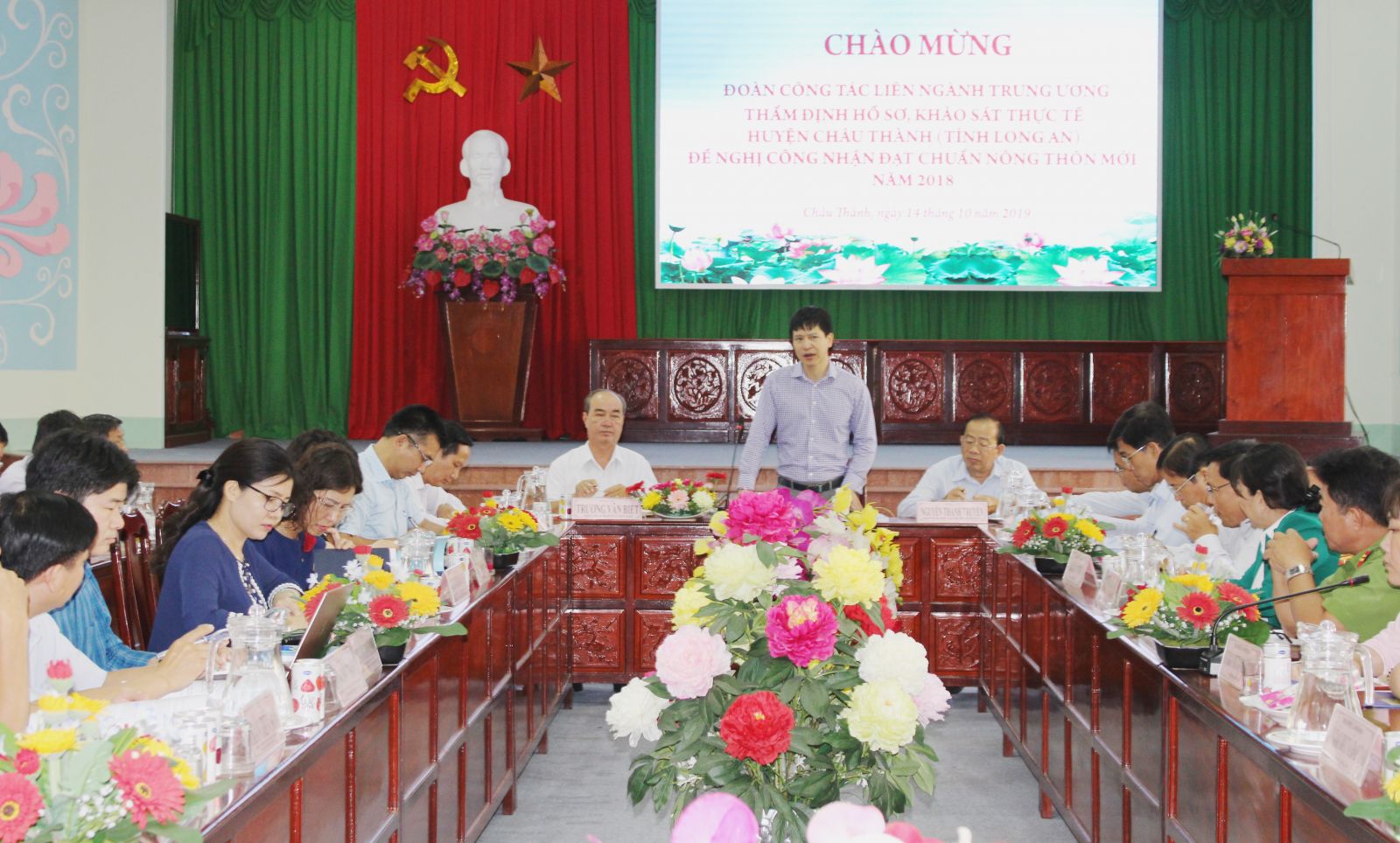 Head cum Chief of the Central New-style Rural Coordination Office - Nguyen Minh Tien (speaking) has a meeting with the leaders of the departments of Long An province and Chau Thanh district