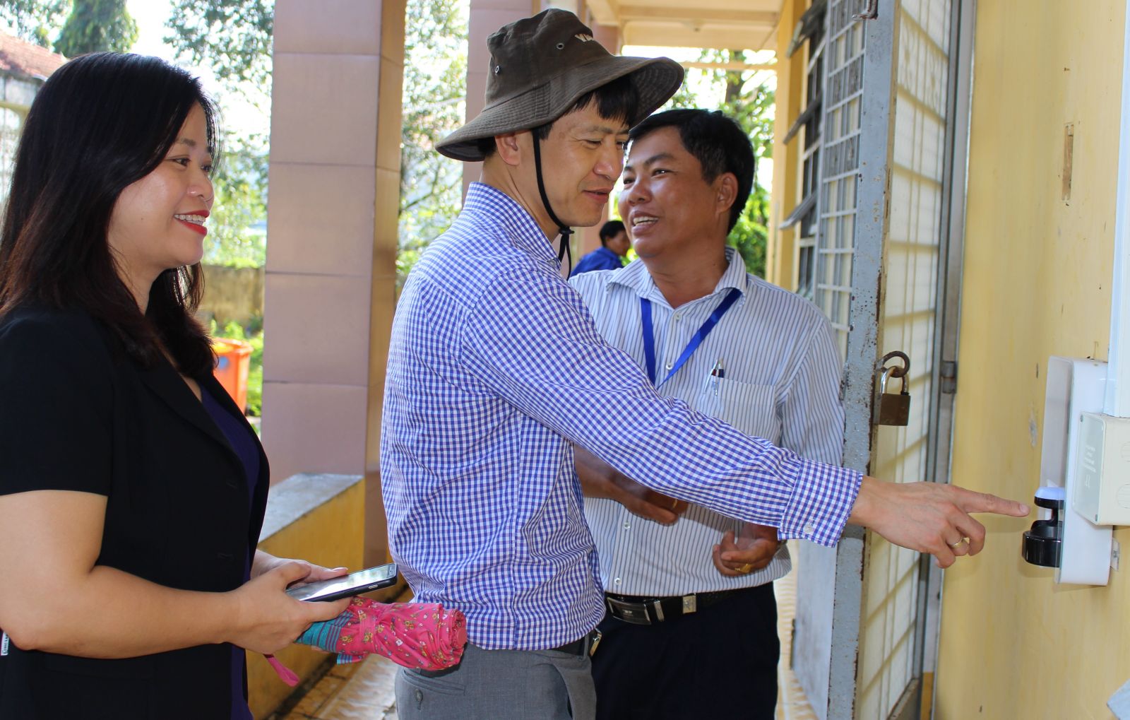 The delegation does survey mission on the infrastructure of educational activities at Nguyen Thong High School