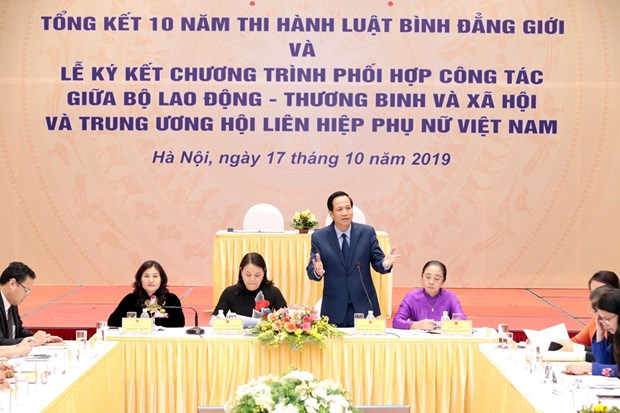 Minister of Labour, Invalids and Social Affairs Dao Ngoc Dung (standing) speaks at the conference in Hanoi on October 17 (Photo: VNA)