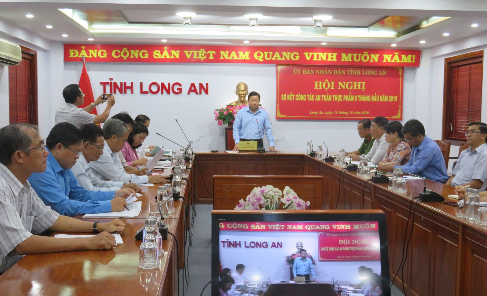 Vice Chairman of Long An Provincial People's Committee - Pham Tan Hoa praised the departments, branches and localities for proactively developing regulations to coordinate in performing tasks assigned to manage in the field of food safety.