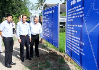 Vice Chairman of Long An Provincial People's Council - Nguyen Thanh Cang supervises operation of industrial clusters in Can Duoc