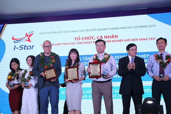 At the awarding ceremony (Photo: tuoitre.vn)