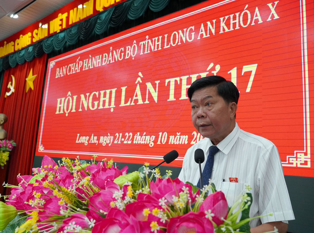 Deputy Secretary of the Provincial Party Committee, Chairman of Long An Provincial People's Committee - Tran Van Can reports the summarizing discussion ideas of the delegates