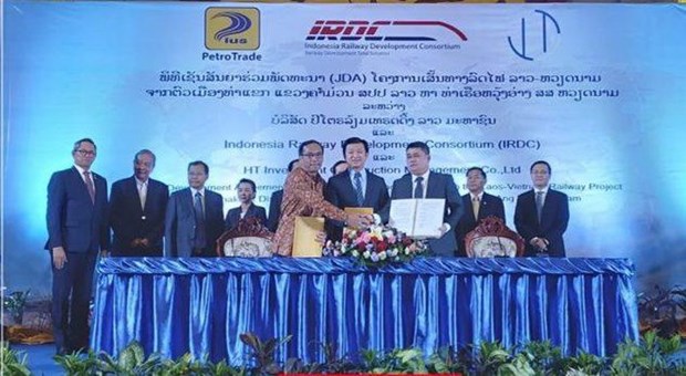 At the signing ceremony of an agreement between the IRDC, Laos’ Petroleum Trading Lao Public Co. (Petrotrade), and Vietnam’s HT Investment Construction Management Co. Ltd (Photo: theinsiderstories.com)