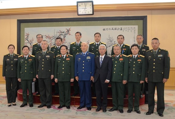 Vietnamese and Chinese officers pose for a group photo. (Source: qdnd.vn)