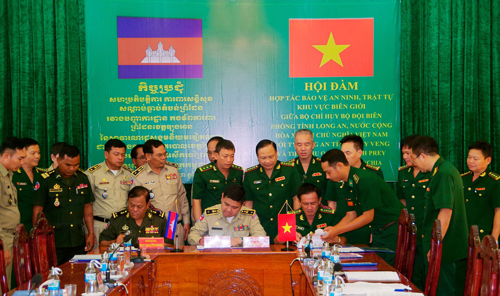 The two heads of the delegation signed a memorandum of understanding expressing the consistency in coordinating the building of the borderline of stability, peace, friendship and mutual development.