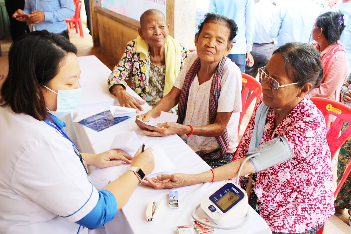 300 poor households receive free medical examination and medicine 