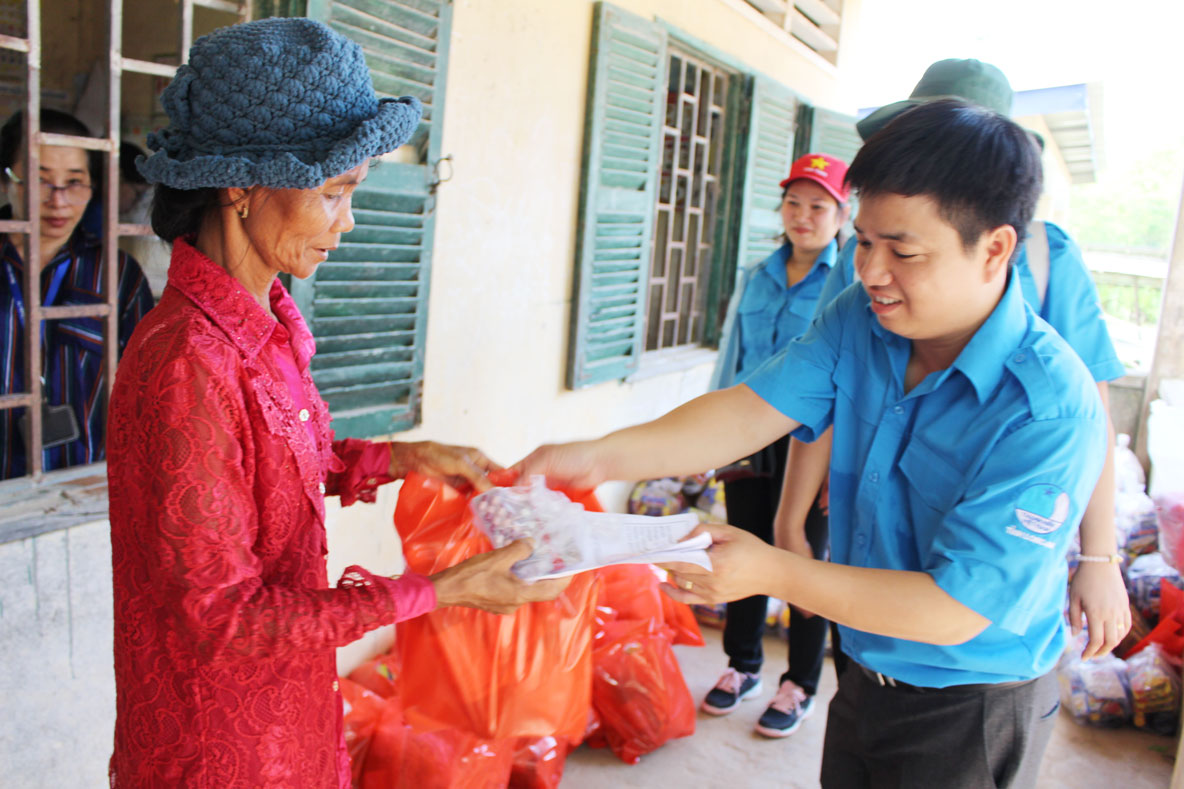 Union members and young people give gifts to poor households in Svay Rieng province