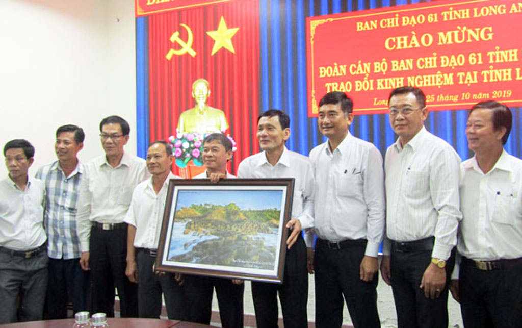 The Mission of Steering Committee 61of Phu Yen Province presents to Long An Province a photo of “Ghenh da dia” - one of the famous tourist destinations of Phu Yen province