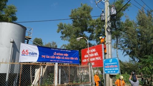 Electricity wires installed at Tien Hai commune (Photo: VNA)