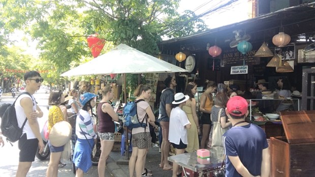 Visitors at a restaurant in Hoi An (Photo: VNA)