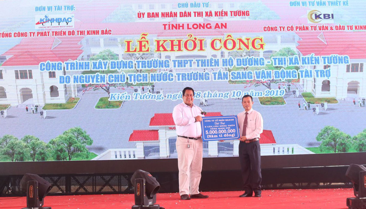 Awarding the symbol of 5 billion VND to Kien Tuong town to build a rural bridge