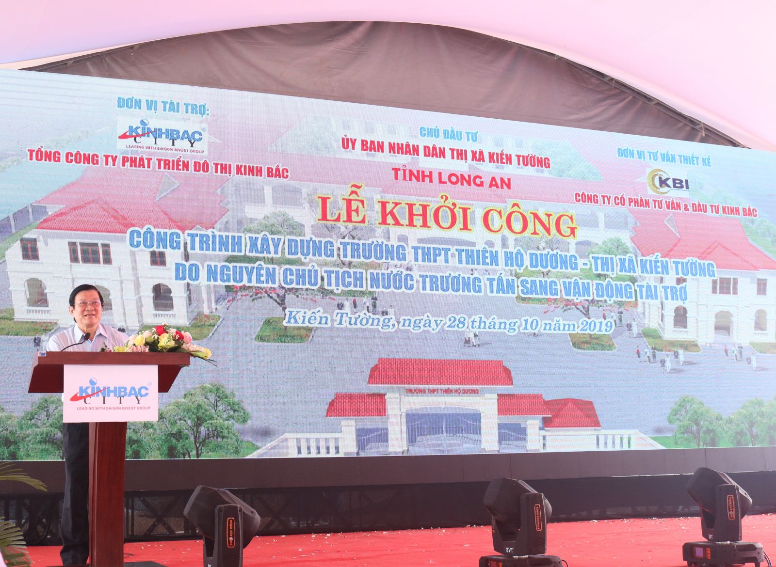 Former State President of Vietnam - Truong Tan Sang emphasized that the school will help teaching and learning to achieve better results