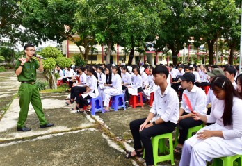 Tân Hưng: Tỉnh đoàn Long An tuyên truyền phòng, chống ma túy cho học sinh