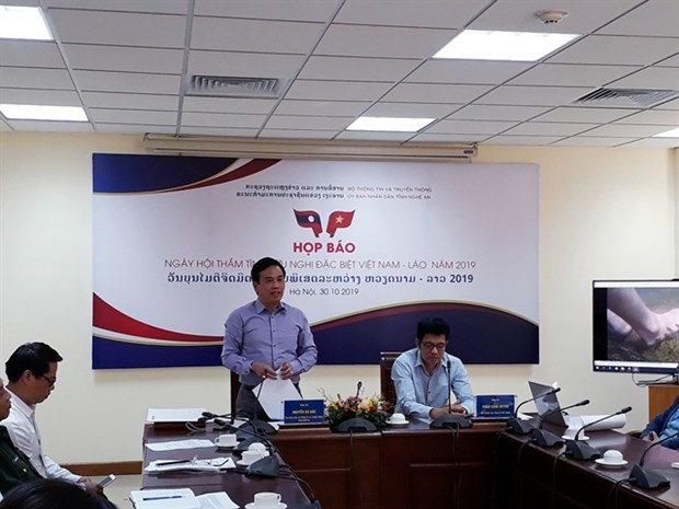 Nguyen Ba Hao, deputy director of the Nghe An Information and Communications Department (standing), gives a speech at the press conference. (Photo: VNA)