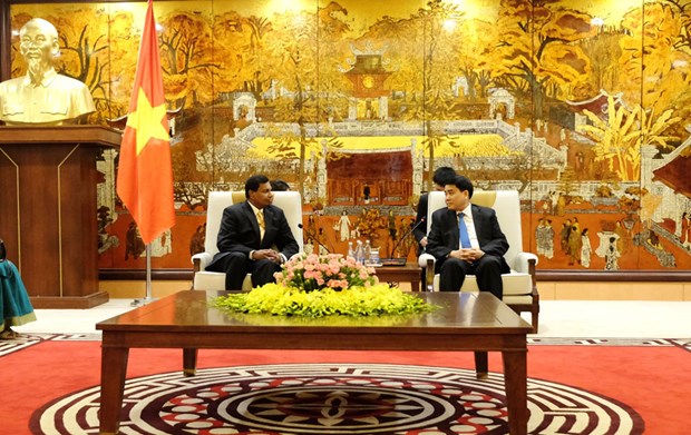 Chairman of the municipal People’s Committee Nguyen Duc Chung (R) receives Sri Lankan Ambassador to Vietnam Sampath Prasanna Walpita Gamage. (Source: http://hanoimoi.com.vn)