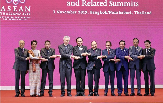 Prime Minister Nguyen Xuan Phuc (fifth from right) and other ASEAN leaders pose for a photo at the opening ceremony of the 35th ASEAN Summit in Bangkok on November 3 morning (Photo: VNA)