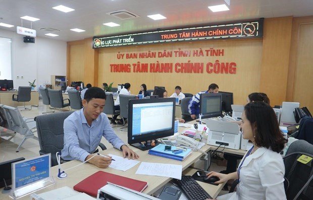 Officials of Ha Tinh public administration center handle administrative procedures for people. (Illustrative image. Source: VNA)