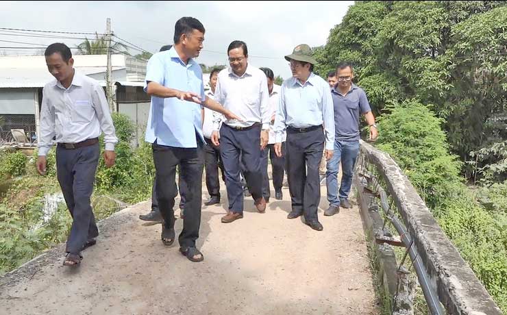 The delegation directly surveys bridges in 3 border communes of Kien Tuong town