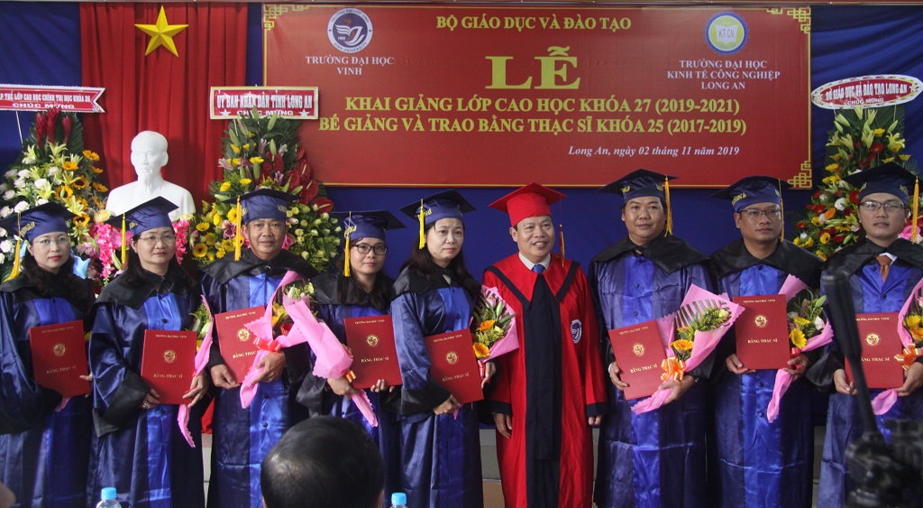 Rector of Vinh University - Prof. Dr. Dinh Xuan Khoa awards degrees to new masters