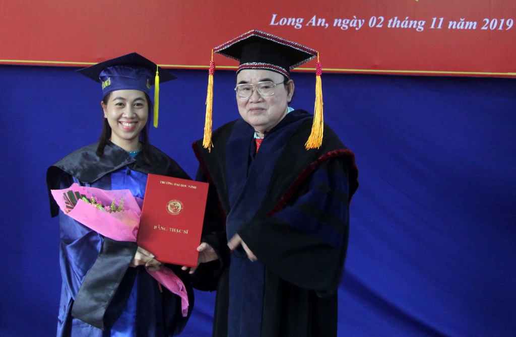 Chairman of Long An University of Industrial Economics University - Prof. Dr. Le Dinh Vien awards new masters’ degree