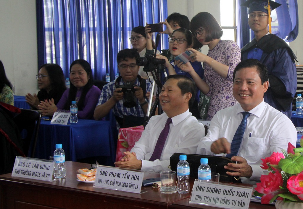 Deputy Minister of Labor, Invalids and Social Affairs - Le Tan Dung (2nd R) attends and congratulates new masters