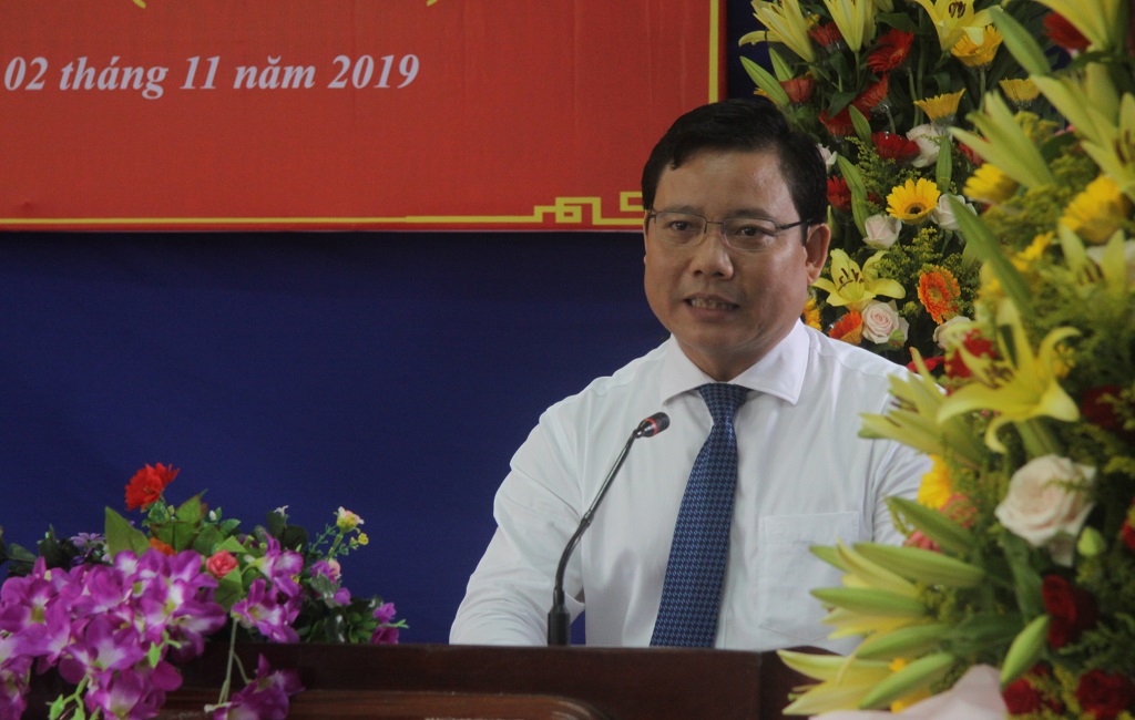 Vice Chairman of the Provincial People's Committee - Pham Tan Hoa wishes Long An University of Industry and Economics to continue to associate more closely and sustainably, and also pays attention to training quality human resources.