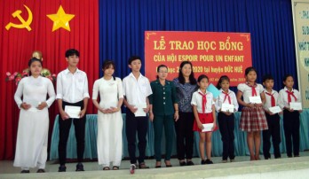 Hội E.P.E trao học bổng cho học sinh nghèo tại Đức Huệ