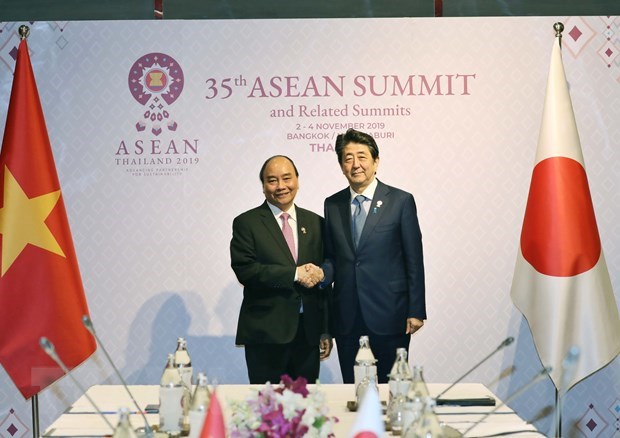 PM Nguyen Xuan Phuc and his Japanese counterpart Abe Shinzo (Photo: VNA)