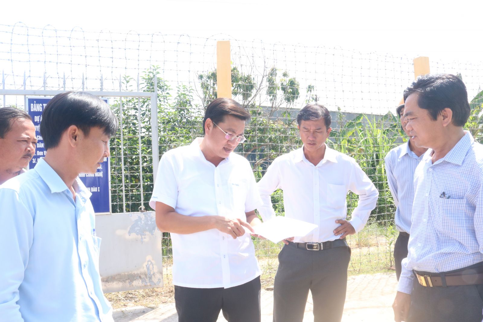 Director of Long An Department of Natural Resources and Environment - Vo Minh Thanh (middle) checks the situation of waste treatment in Vinh Hung district