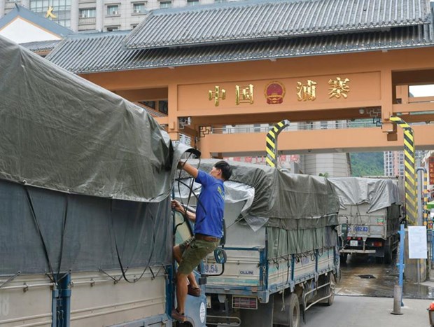 The escalating US-China trade war has made Vietnam’s trade gap with China widen to 29.5 billion USD in the first 10 months of 2019. (Photo: baodautu.vn)