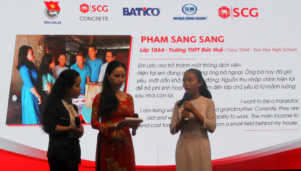 An exchange with student Pham Sang Sang at the scholarship award ceremony