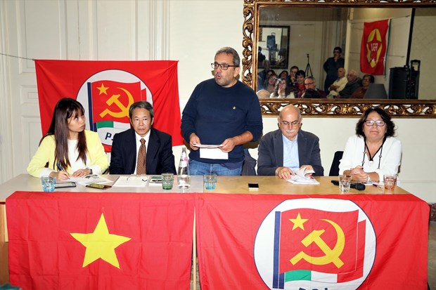 Secretary of the Communist Party of Italy in charge of education Luca Cangemi (standing) speaks at the event. (Photo: VNA)