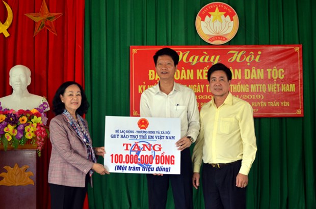 Politburo member and Chairwoman of the Communist Party of Vietnam’s Commission for Mass Mobilisation Truong Thi Mai (left). (Photo: baoyenbai.com.vn)