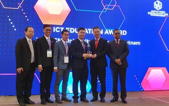 Representatives of the University of Science under the Vietnam National University – Ho Chi Minh City receive the ICT Education Award (Photo: tuoitre.vn)