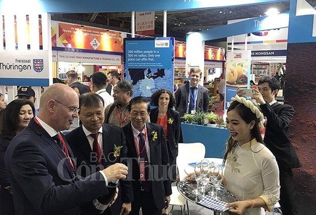 Deputy Minister of Industry and Trade Do Thang Hai (second from left) visits Thuringen state's booth. (Photo: congthuong.vn)