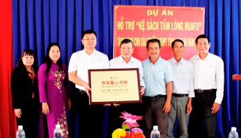 Dự án hỗ trợ Kệ sách tấm lòng Huafu tặng sách cho các trường học