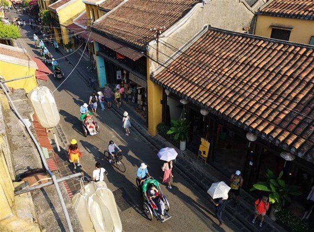 Tourists in Hoi An ancient city (Source: VNA)